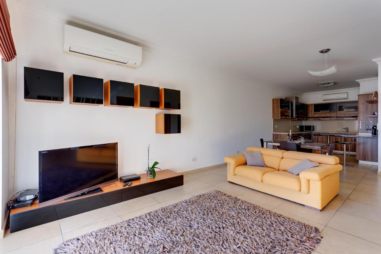 Apartment With Pool Слима Экстерьер фото